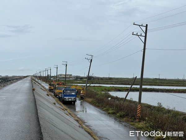 ▲台電工程人員於風雨中冒險搶修倒斷電桿，全力加速主幹線復電進度。（記者林東良翻攝，下同）