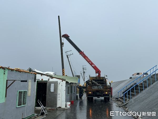 ▲台電工程人員於風雨中冒險搶修倒斷電桿，全力加速主幹線復電進度。（記者林東良翻攝，下同）