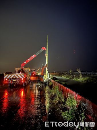 ▲台電工程人員於風雨中冒險搶修倒斷電桿，全力加速主幹線復電進度。（記者林東良翻攝，下同）