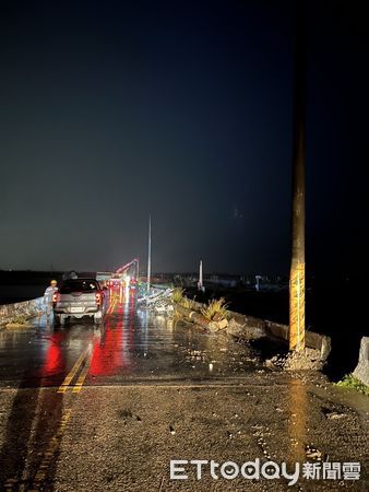 ▲台電工程人員於風雨中冒險搶修倒斷電桿，全力加速主幹線復電進度。（記者林東良翻攝，下同）