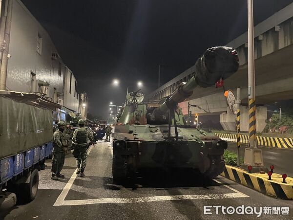 ▲▼桃園漢光夜間演訓出車禍　M109A5自走砲「撞上路邊轎車」。（圖／記者沈繼昌翻攝）