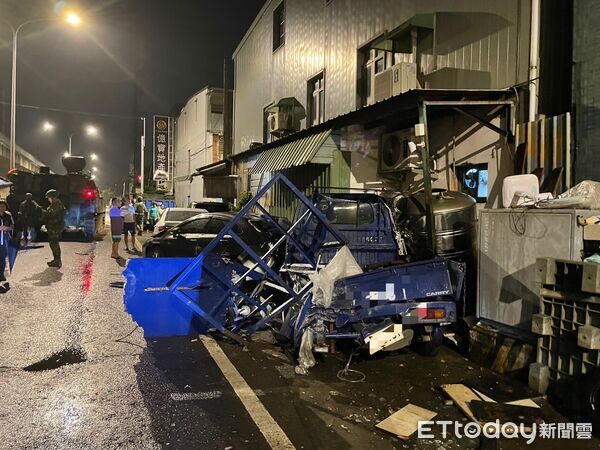▲▼桃園漢光夜間演訓出車禍　M109A5自走砲「撞上路邊轎車」。（圖／記者沈繼昌翻攝）