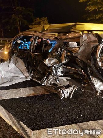 ▲國道3號苗栗大山交流道旁邊坡，大貨車跟轎車碰撞後翻車，大貨車駕駛送醫不治。（圖／記者楊永盛翻攝）