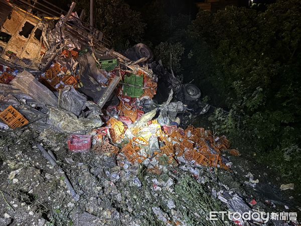 ▲國道3號苗栗大山交流道旁邊坡，大貨車跟轎車碰撞後翻車，大貨車駕駛送醫不治。（圖／記者楊永盛翻攝）