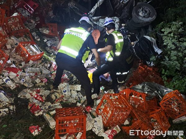 ▲國道3號苗栗大山交流道旁邊坡，大貨車跟轎車碰撞後翻車，大貨車駕駛送醫不治。（圖／記者楊永盛翻攝）