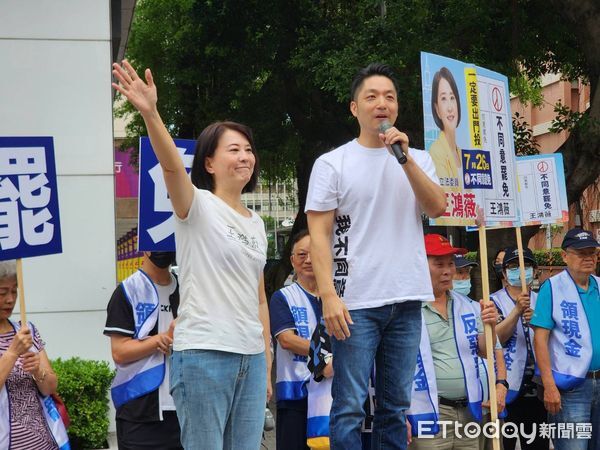 ▲▼台北市長蔣萬安陪同國民黨立委王鴻薇路口拜票。（圖／記者陳家祥攝）