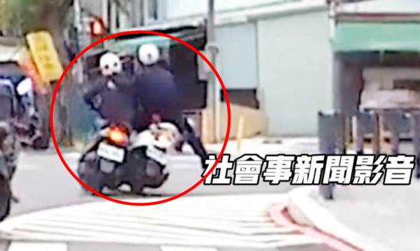 ▲▼ 高雄員警騎車執勤遇意外，突遭右轉機車撞飛摔地　驚險畫面曝。（圖／翻攝社會事新聞影音）