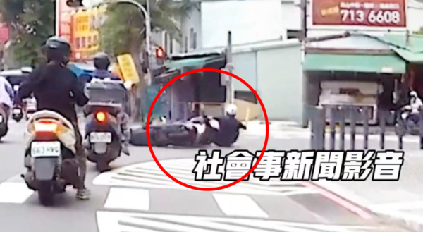 ▲▼ 高雄員警騎車執勤遇意外，突遭右轉機車撞飛摔地　驚險畫面曝。（圖／翻攝社會事新聞影音）