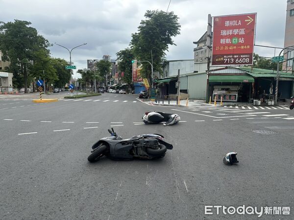 ▲▼ 高雄員警騎車執勤遇意外，突遭右轉機車撞飛摔地　驚險畫面曝。（圖／記者賴文萱翻攝）