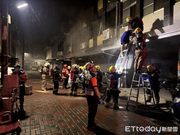 ▲▼台南安南2樓鐵皮屋凌晨起火！8人驚逃。（圖／記者林東良翻攝）