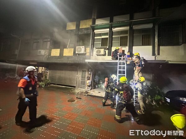 ▲▼台南安南2樓鐵皮屋凌晨起火！8人驚逃。（圖／記者林東良翻攝）