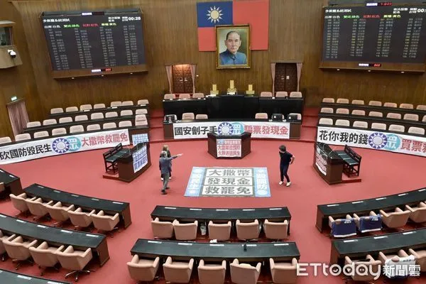 ▲立法院院會，民進黨放置海報，抗議在野黨普發現金提案。（圖／記者屠惠剛攝）