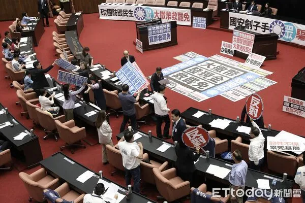 ▲▼立法院院會 表決民進黨團提案 國民黨團舉反對手板 民進黨團抗議。（圖／記者屠惠剛攝）