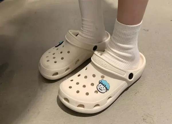 ▲女子夏日洞洞鞋。（示意圖／翻攝自微博）