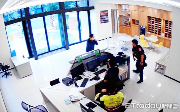▲今天早上一名考生家長向中壢派出所求助，騎乘機車因爆胎無法送兒子趕赴考場，希望警方協助。（圖／記者沈繼昌翻攝）