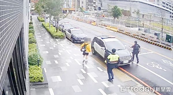 ▲今天早上一名考生家長向中壢派出所求助，2名員警立即驅車護送前往考場。（圖／記者沈繼昌翻攝）
