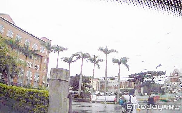 ▲中壢派出所巡邏警車4分鐘抵達，順利將考生護送至中壢高中考場。（圖／記者沈繼昌翻攝）