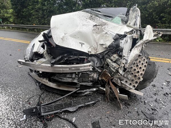 ▲邱男失控撞上對向大貨車，車頭全毀橫停於路中。（圖／記者陸運陞翻攝）