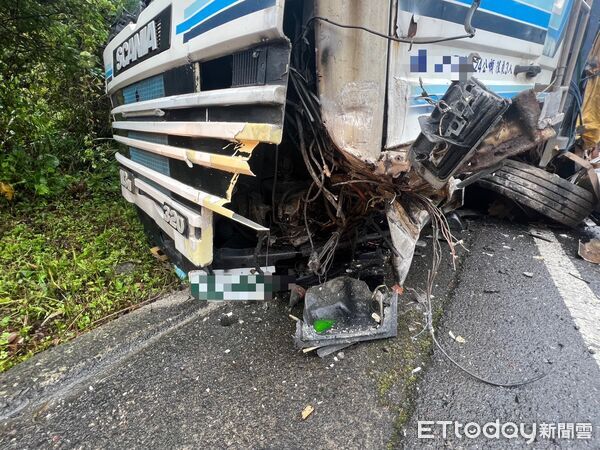 ▲邱男失控撞上對向大貨車，車頭全毀橫停於路中。（圖／記者陸運陞翻攝）