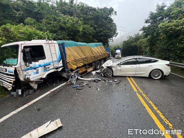 ▲邱男失控撞上對向大貨車，車頭全毀橫停於路中。（圖／記者陸運陞翻攝）