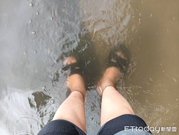 ▲因大雨及漲潮影響，東港東津里部分區淹水。（圖／東津里長葉而項提供）