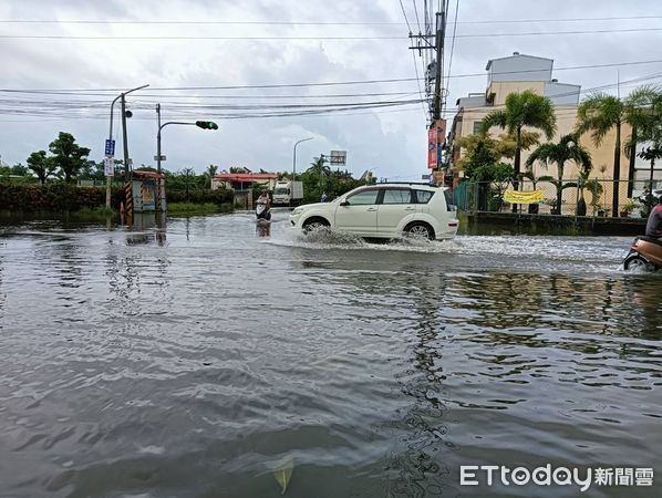 ▲因大雨及漲潮影響，東港東津里部分區淹水。（圖／東津里長葉而項提供）