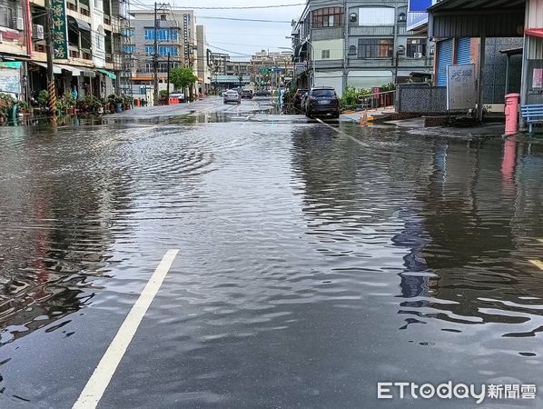 ▲因大雨及漲潮影響，東港東津里部分區淹水。（圖／東津里長葉而項提供）