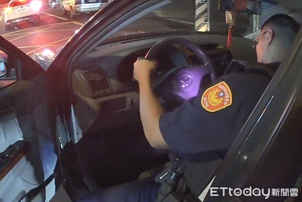 ▲▼員警檢查發現是車子失去電力所致，於是與民眾合力推至路邊，張女十分感謝員警和民眾幫忙（圖／桃園警分局提供）