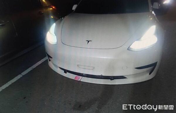 ▲▼特斯拉撞飛垃圾袋後，車牌竟然憑空消失。（圖／民眾提供，下同）
