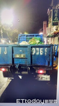 ▲▼特斯拉撞飛垃圾袋後，車牌竟然憑空消失。（圖／民眾提供，下同）