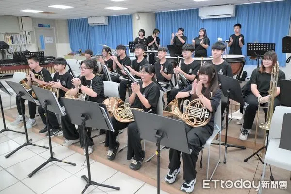 ▲▼宜昌國中管樂團在馬來西亞國際管樂節比賽，勇奪公開組冠軍。（圖／吉安鄉公所提供，下同）