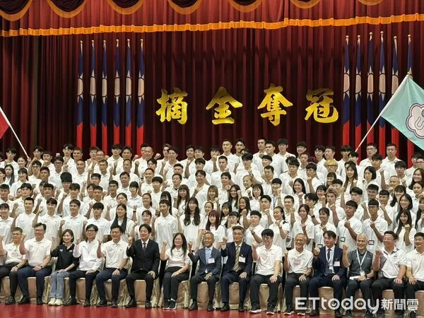 ▲世大運授旗典禮，總統賴清德、丁華恬、林信寬、游艾喆。（圖／記者杜奕君攝）