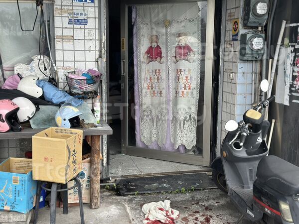 ▲▼獨／台中年輕男遭破裂玻璃門割動脈　家門前「積大量血水」搶救中。（圖／記者許權毅攝）