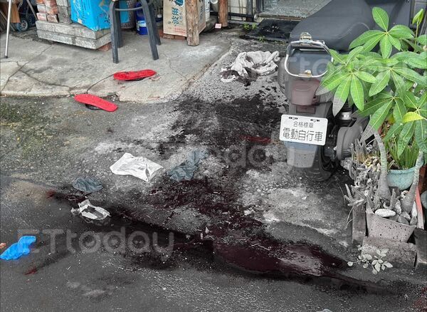 ▲▼獨／台中年輕男遭破裂玻璃門割動脈　家門前「積大量血水」搶救中。（圖／記者許權毅攝）