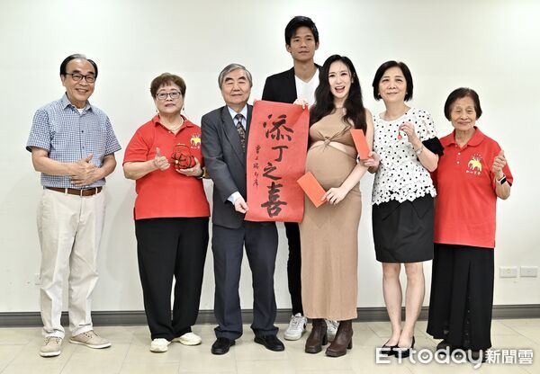 ▲▼藝人蔡允潔生產前接受各家聯訪。（圖／記者李毓康攝）
