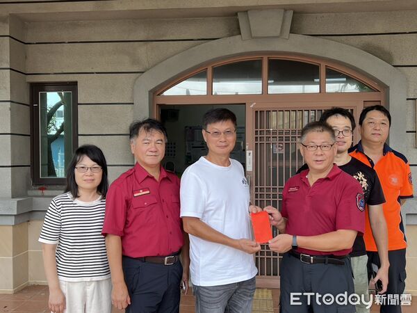 ▲台南七股束線工廠於丹娜絲颱風期間突發大火，火光沖天，第三大隊緊急出動滅火搶救，消防之友會第3辦事處風災後前往各分隊致贈慰勞金。（圖／記者林東良翻攝，下同）