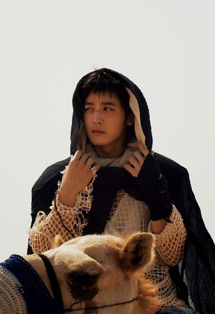 ▲▼小樂吳思賢化身杜拜王子。（圖／華納音樂提供）