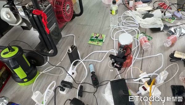 ▲台南市鹽水區歡雅里停電已6天，整個聚落陷入黑暗，居民苦撐生活。（民眾提供，下同）