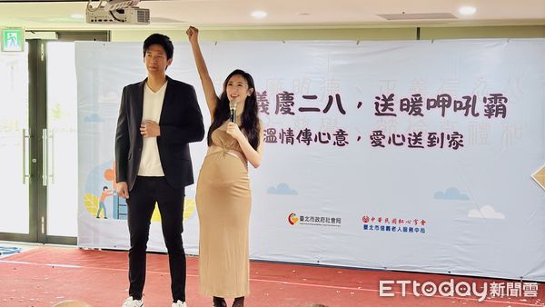 ▲蔡允潔(右)即將臨盆還跟老公FRASER一起做公益。（圖／記者江國輝攝）