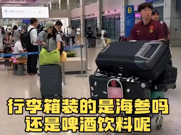 ▲▼ 大陸網友吐槽國足去比賽還是去韓國玩，這麼多行李裝什麼            。（圖／翻攝 百度）