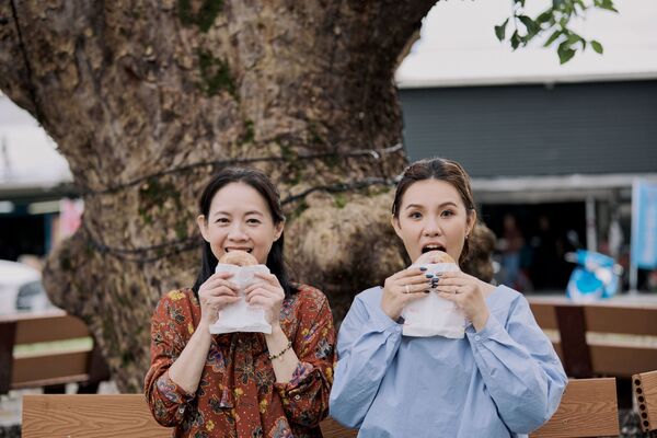 ▲HOLD住姐(右)帶曾寶儀回到家鄉玉里。（圖／三立提供）