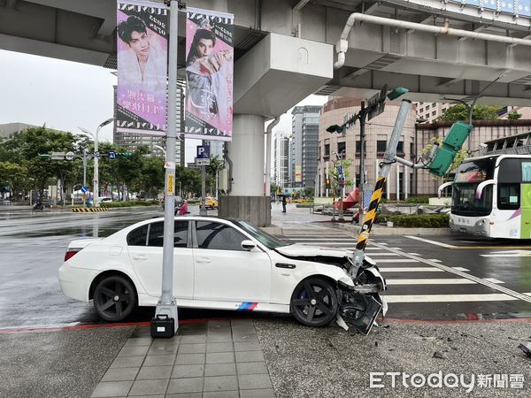 ▲張男無照開BMW去車站接朋友，卻因為恍神直接撞上行人號誌桿。（圖／記者陸運陞翻攝）
