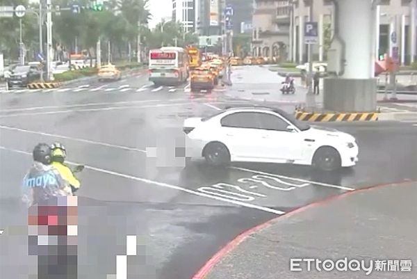 ▲張男無照開BMW去車站接朋友，卻因為恍神直接撞上行人號誌桿。（圖／記者陸運陞翻攝）