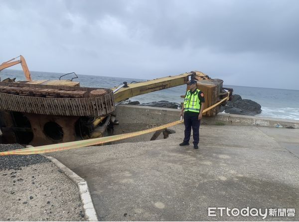 ▲▼巨浪淘空望安花嶼碼頭！　怪手馳援擱淺船反「深陷地層」待援救。（圖／記者陳洋翻攝）