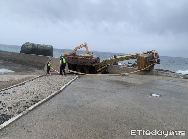 ▲▼巨浪淘空望安花嶼碼頭！　怪手馳援擱淺船反「深陷地層」待援救。（圖／記者陳洋翻攝）