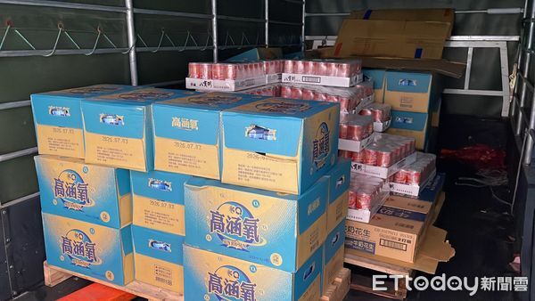 ▲▼             一名餐車老闆娘到台南北門區蚵寮保安宮發送免費愛心餐，幫助受災戶。（圖／民眾提供，下同）