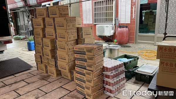 ▲▼             一名餐車老闆娘到台南北門區蚵寮保安宮發送免費愛心餐，幫助受災戶。（圖／民眾提供，下同）