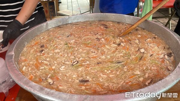 ▲▼             一名餐車老闆娘到台南北門區蚵寮保安宮發送免費愛心餐，幫助受災戶。（圖／民眾提供，下同）