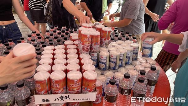 ▲▼             一名餐車老闆娘到台南北門區蚵寮保安宮發送免費愛心餐，幫助受災戶。（圖／民眾提供，下同）