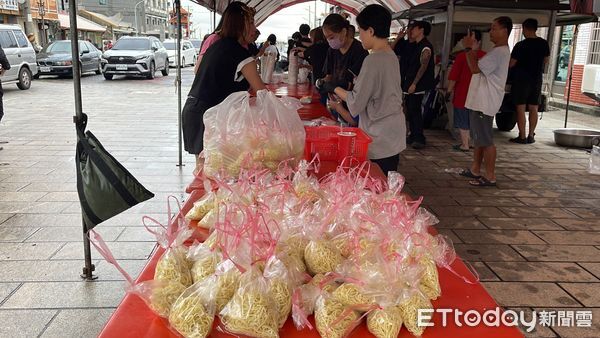 ▲▼             一名餐車老闆娘到台南北門區蚵寮保安宮發送免費愛心餐，幫助受災戶。（圖／民眾提供，下同）